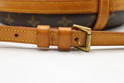 LOUIS VUITTON. Sac Chantilly en toile monogramme...