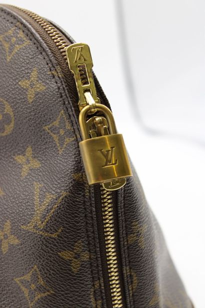 LOUIS VUITTON. Sac Alma en toile monogramme...