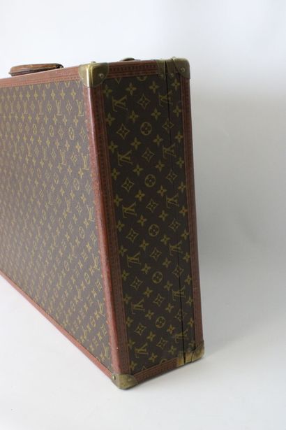 LOUIS VUITTON. Valise rigide Bisten en toile...