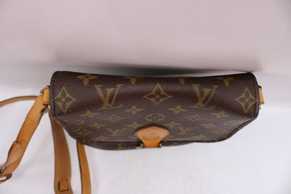 LOUIS VUITTON. Sac Saint Cloud en toile monogramme...