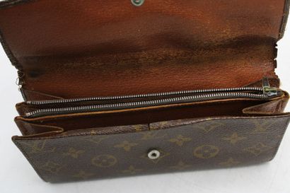 LOUIS VUITTON. Portefeuille en toile monogramme...