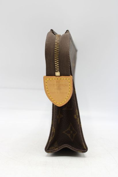 LOUIS VUITTON. Réunion de deux accessoires...