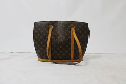 LOUIS VUITTON. Sac Babylone en toile monogramme...