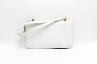 HERMES. Sac Ring en cuir grainé blanc, intérieur...