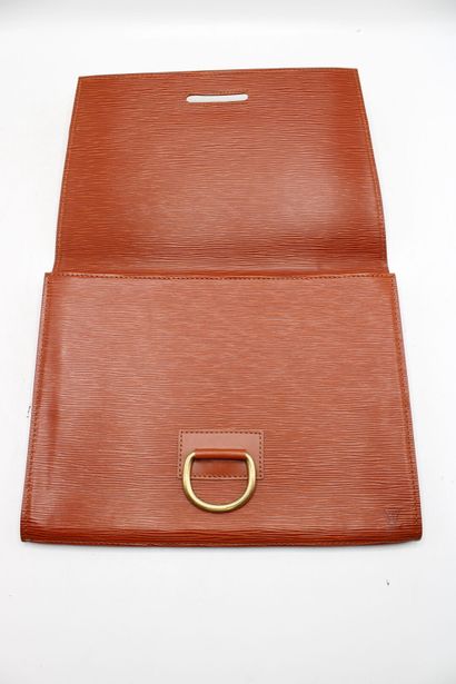 LOUIS VUITTON. Grande pochette en cuir épi...