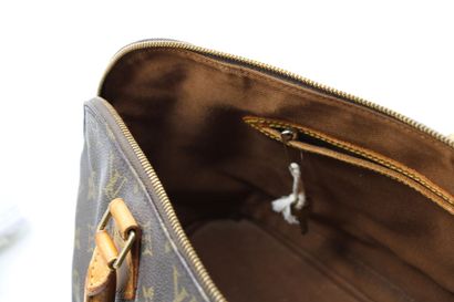 LOUIS VUITTON. Sac Alma en toile monogramme...