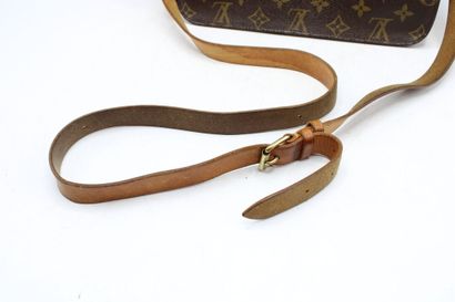 LOUIS VUITTON. Sac cartouchière en toile...