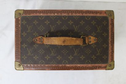 LOUIS VUITTON. Vanity en toile monogramme...