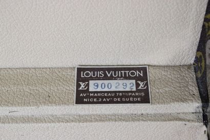 LOUIS VUITTON. Valise rigide Bisten en toile...