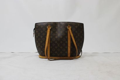 LOUIS VUITTON. Sac Babylone en toile monogramme...