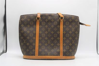 LOUIS VUITTON. Sac Babylone en toile monogramme...