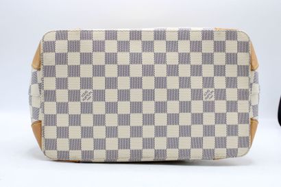LOUIS VUITTON. Sac à main en toile damier...