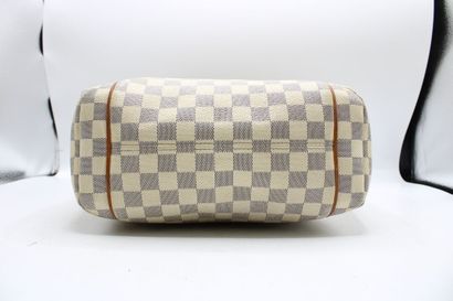 LOUIS VUITTON. Petit sac cabas en toile damier...