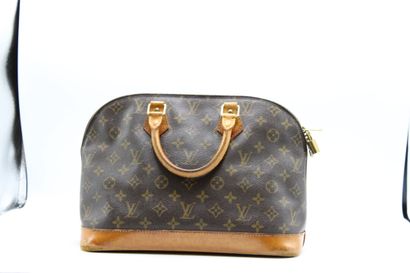 LOUIS VUITTON. Sac Alma en toile monogramme...