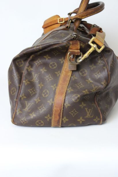 LOUIS VUITTON. Sac Keepall en toile monogramme...