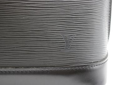 LOUIS VUITTON. Sac Alma en cuir épi noir,...