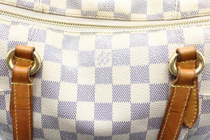 LOUIS VUITTON. Petit sac cabas en toile damier...