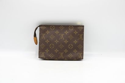 LOUIS VUITTON. Réunion de deux accessoires...
