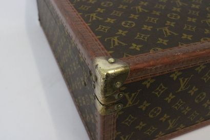 LOUIS VUITTON. Valise rigide Bisten en toile...