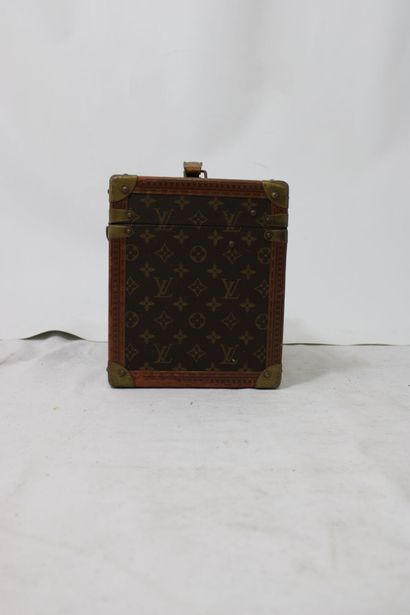 LOUIS VUITTON. Vanity en toile monogramme...
