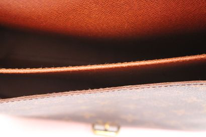 LOUIS VUITTON. Sac cartouchière en toile...