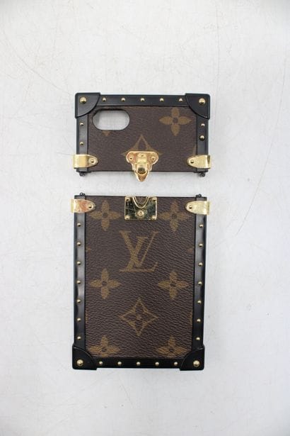 LOUIS VUITTON. Coque de téléphone en toile...