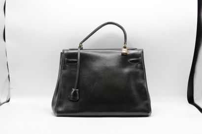 HERMES. Sac Kelly 32 retourné en cuir noir,...