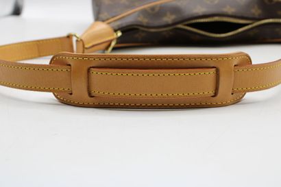 LOUIS VUITTON. Sac bandoulière en toile monogramme...
