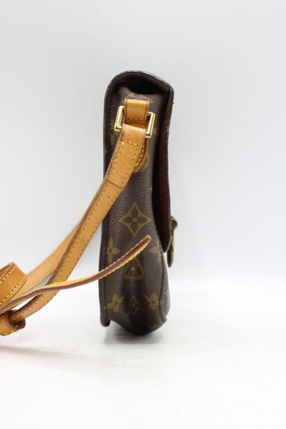 LOUIS VUITTON. Sac Saint Cloud en toile monogramme...