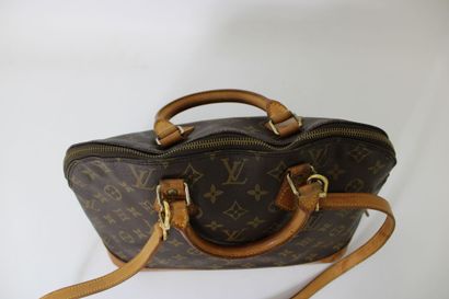 LOUIS VUITTON. Sac Alma en toile monogramme...
