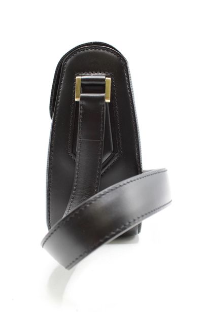 LOUIS VUITTON. Petit sac à rabat porté épaule...