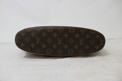 LOUIS VUITTON. Sac Babylone en toile monogramme...