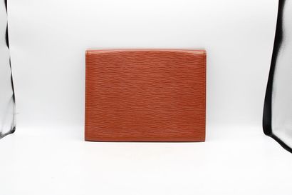 LOUIS VUITTON. Grande pochette en cuir épi...