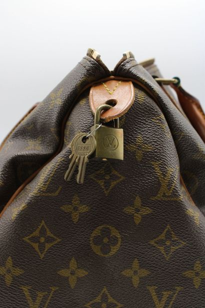 LOUIS VUITTON. Sac Speedy en toile monogramme...