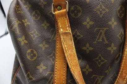 LOUIS VUITTON. Sac Keepall en toile monogramme...