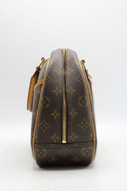 LOUIS VUITTON. Sac Deauville en toile monogramme...