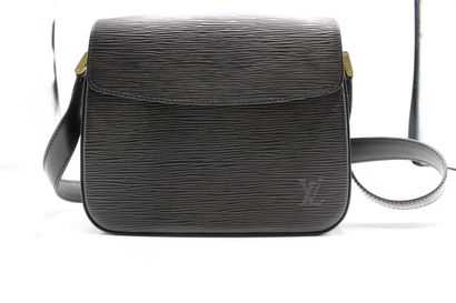 LOUIS VUITTON. Petit sac à rabat porté épaule...