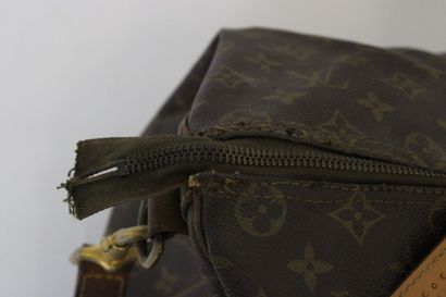LOUIS VUITTON. Sac Keepall en toile monogramme...