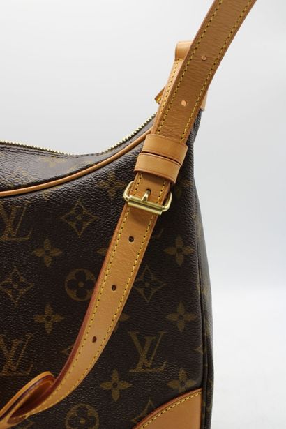 LOUIS VUITTON. Sac bandoulière en toile monogramme...