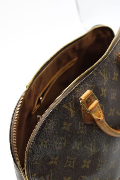 LOUIS VUITTON. Sac Alma en toile monogramme...