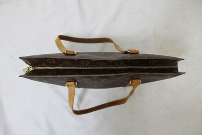LOUIS VUITTON. Sac Babylone en toile monogramme...