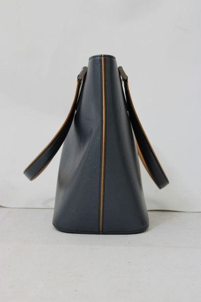 LOUIS VUITTON. Sac à main en cuir monogramme...
