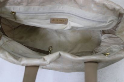 CHANEL. Sac cabas en tissu beige monogramme,...