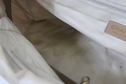 CHANEL. Sac cabas en tissu beige monogramme,...