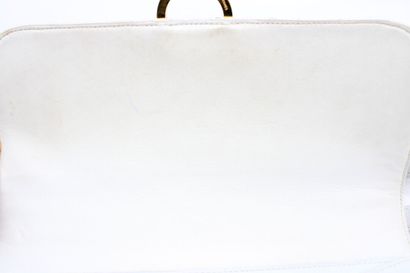 HERMES. Sac Ring en cuir grainé blanc, intérieur...