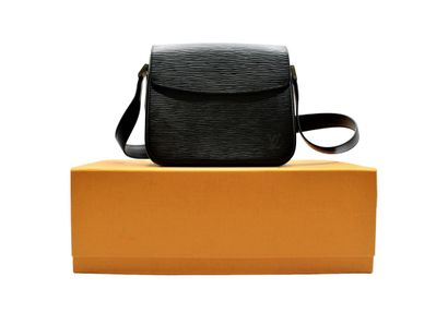LOUIS VUITTON. Petit sac à rabat porté épaule...