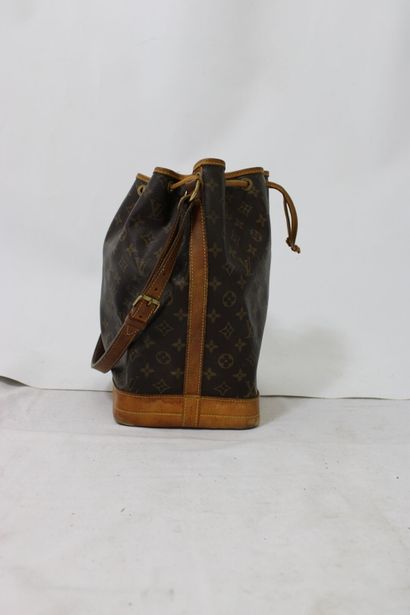 LOUIS VUITTON. Sac Noé en toile monogramme...