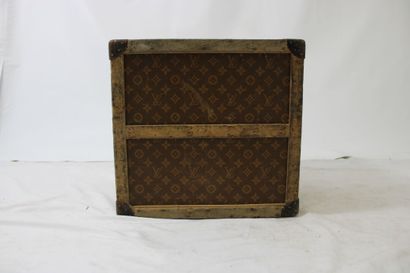 LOUIS VUITTON. Boite à chapeaux en toile...