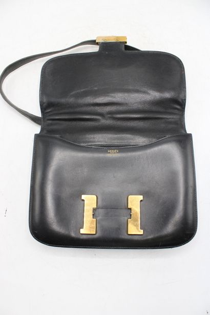HERMES. Sac Constance en box noir, garniture...