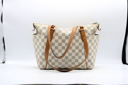 LOUIS VUITTON. Petit sac cabas en toile damier...